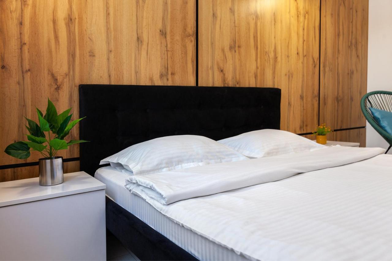Leogrand Vip Apartments On Pidhirna 3 Lviv Exterior photo